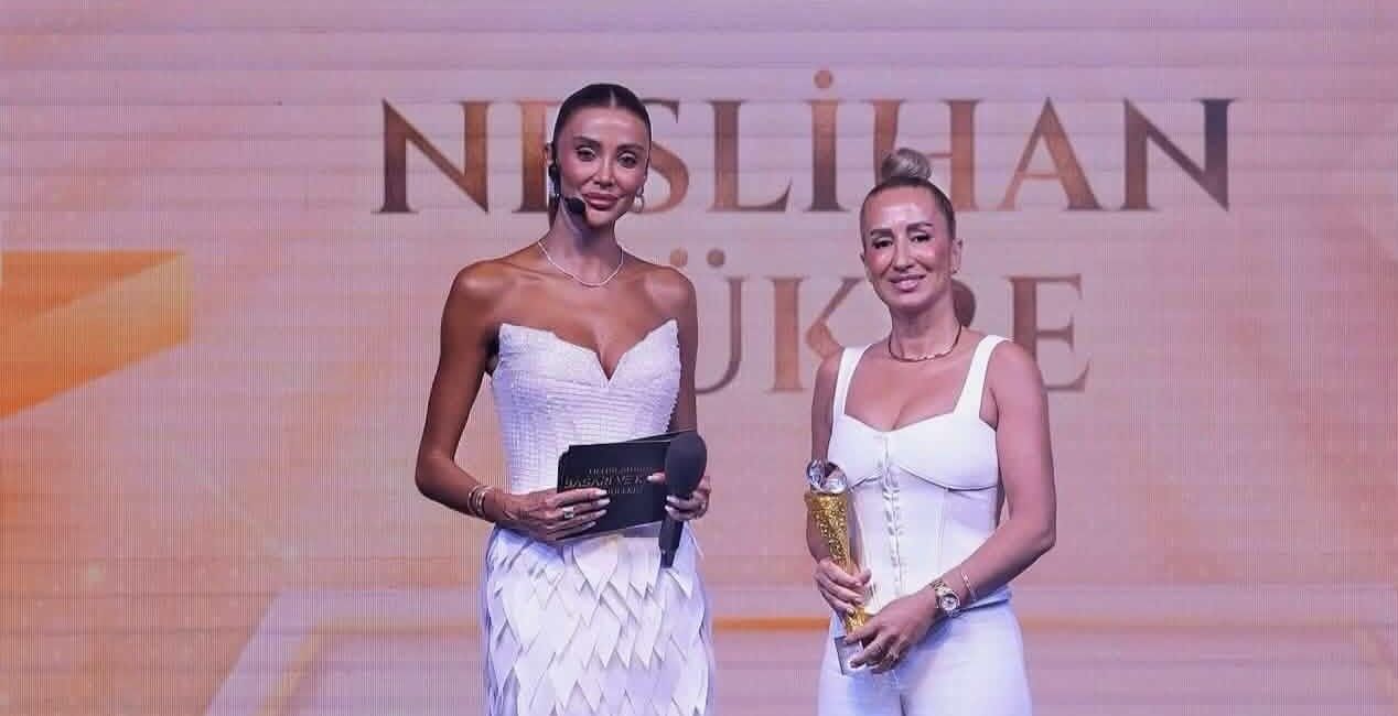 NESLİHAN BÜKRE'YE ULUSLARARASI BAŞARI VE KARİYER ÖDÜLLERİ’NDE BÜYÜK ONUR