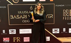 MAKYAJ SANATÇISI OLARAK BAŞARI ELDE EDEN HATİCE ULUDAĞ ÖDÜLÜNÜ ALDI
