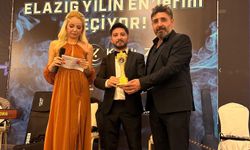 SEZER KARAYEL 20 YILLIK TECRÜBENİN ÖDÜLÜNÜ YILIN ENLERİ YARIŞMASINDA ALDI