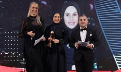 YILIN EN İYİ ÇIKIŞ YAPAN YAŞAM KOÇU ÖDÜLÜ FİKRİYE KARDAŞ BAYRAK'IN