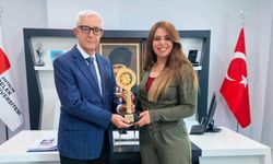 BURCU YILDIRIM PARLAK’TAN İZ:KATMANLAR ARASINDA