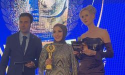 ELİFE YAZICI MESLEKTEKİ 20. YILINI ÖDÜLLE KUTLADI