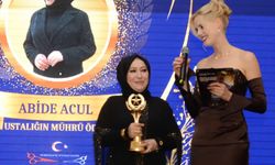 ABİDE ACUL TÜRBAN TASARIM UZMANLIĞINI ÖDÜLLE TAÇLANDIRDI