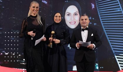 YILIN EN İYİ ÇIKIŞ YAPAN YAŞAM KOÇU ÖDÜLÜ FİKRİYE KARDAŞ BAYRAK'IN