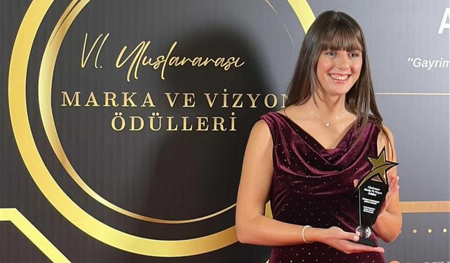 DİYABET DİYETİSYENİ SERRA MURAT'A MARKA VE VİZYON ÖDÜLÜ