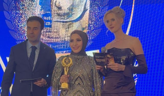 ELİFE YAZICI MESLEKTEKİ 20. YILINI ÖDÜLLE KUTLADI