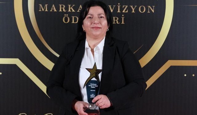 YAZAR VE ŞAİR AYŞE OKAY'A ALANINDA İKİ ÖDÜL TAKDİM EDİLDİ