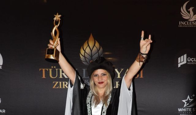 TUĞBA POYRAZ, ÖDÜL GECESİNDE ŞEHİT MUHSİN YAZICIOĞLU’NU ANMAYI UNUTMADI