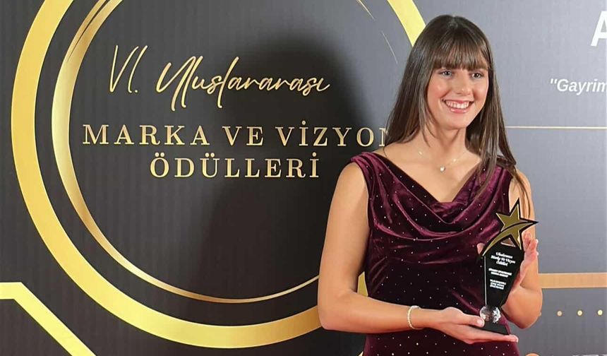 DİYABET DİYETİSYENİ SERRA MURAT'A MARKA VE VİZYON ÖDÜLÜ