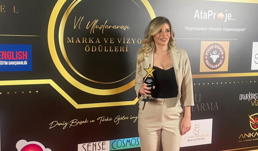 DUYGU AYAZ GECEDE EN BAŞARILI PSİKOLOG ÖDÜLÜNÜ ALDI