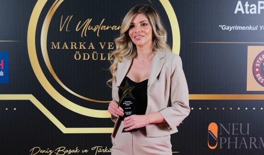 DUYGU AYAZ GECEDE EN BAŞARILI PSİKOLOG ÖDÜLÜNÜ ALDI