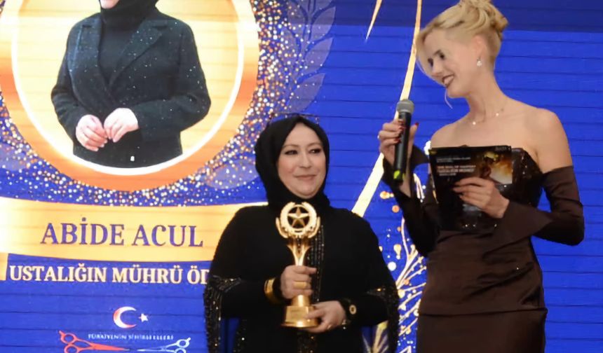 ABİDE ACUL TÜRBAN TASARIM UZMANLIĞINI ÖDÜLLE TAÇLANDIRDI