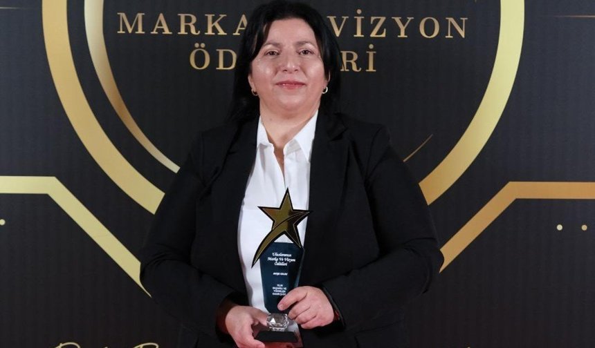 YAZAR VE ŞAİR AYŞE OKAY'A ALANINDA İKİ ÖDÜL TAKDİM EDİLDİ