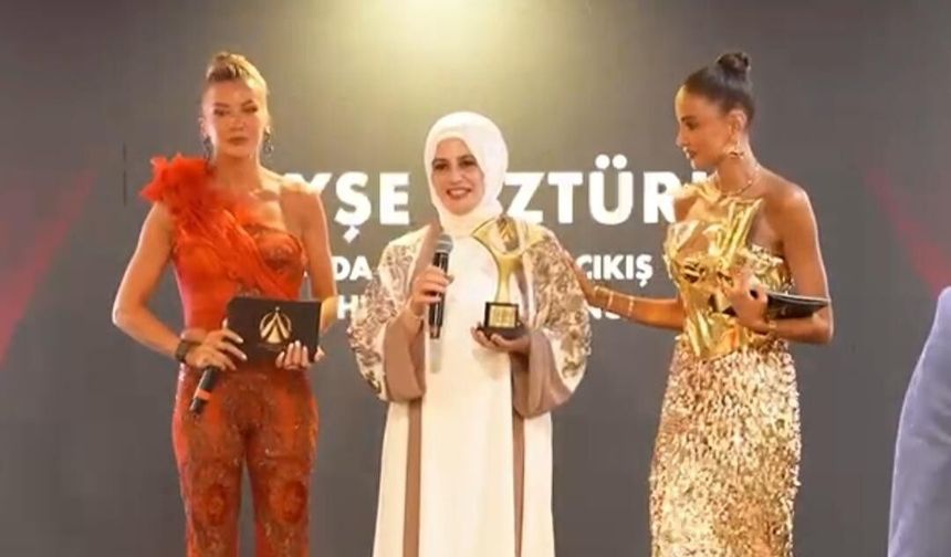 AYŞE ÖZTÜRK’E AVRUPA’DA YILIN EN İYİ ÇIKIŞ YAPAN HEAD SPA SALONU ÖDÜLÜ