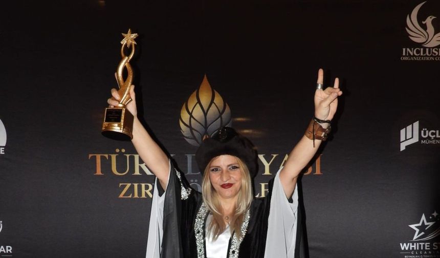 TUĞBA POYRAZ, ÖDÜL GECESİNDE ŞEHİT MUHSİN YAZICIOĞLU’NU ANMAYI UNUTMADI